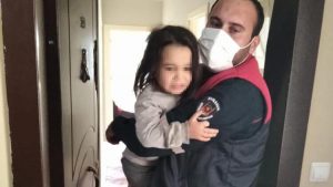 Komşular çocukların ağlama sesini duyup ihbar etti. Böyle kurtarıldılar