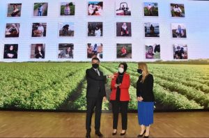 Tarımın başarılı kadını seçilen KAPLAN’a plaketini Bakan PAKDEMİRLİ takdim etti